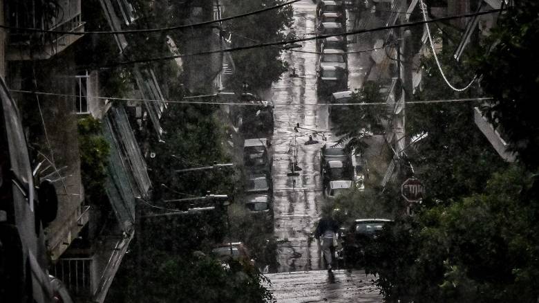 Κακοκαιρία: Τι πυροδότησε το σφοδρό μπουρίνι - 30 χιλιοστά βροχής σε μισή ώρα στην Αττική