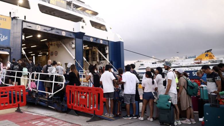 Καλοκαιρινή έξοδος: Χιλιάδες ταξιδιώτες αναχωρούν από το λιμάνι του Πειραιά - «Ουρές» στα Μάλγαρα