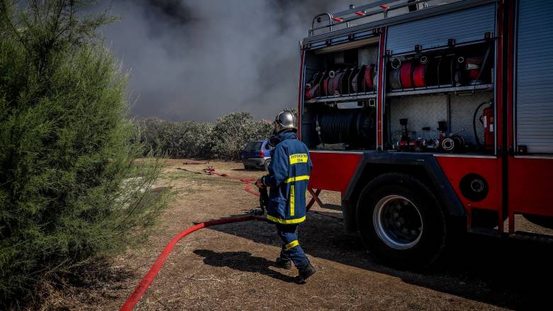 Συνεχείς εκρήξεις και μεγάλη φωτιά σε εργοστάσιο στην Κορινθία - Ένας νεκρός, δείτε βίντεο