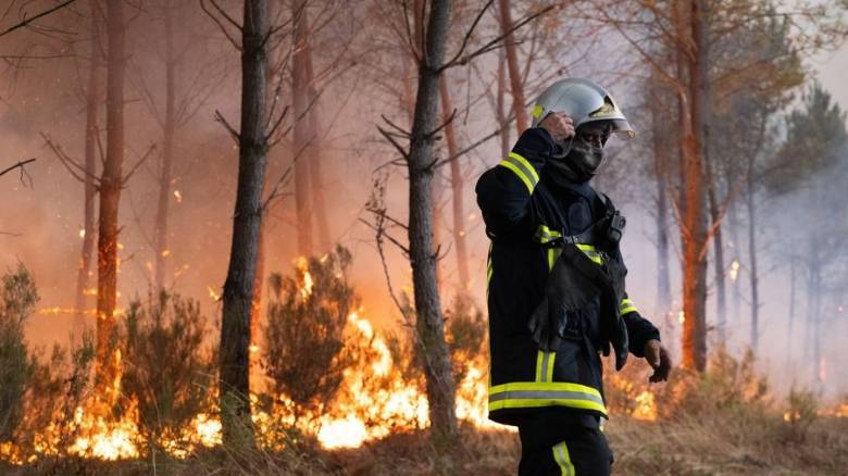 Η φωτιά στη Γαλλία έκαψε έκταση 4πλάσια του Παρισιού: 40άρια και άνεμοι αναζωπυρώνουν τις φλόγες
