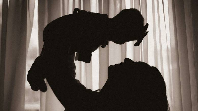 Τι αλλάζει στην ειδική άδεια μητρότητας: Διεύρυνση των δικαιούχων προβλέπει η Υπουργική Απόφαση