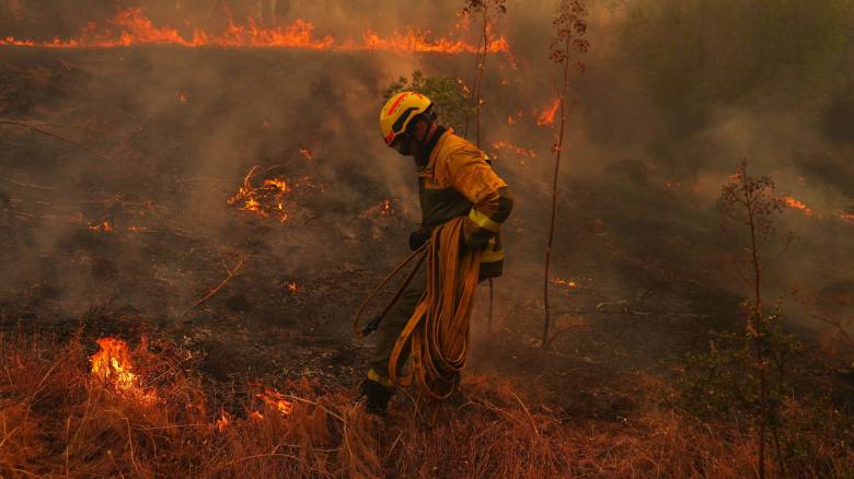 Πύρινος εφιάλτης σε Γαλλία και Ισπανία: Μάχη και με τον χρόνο πριν τον καύσωνα και τους ανέμους