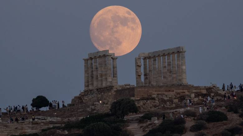 «Ζωγράφισε» τον ουρανό η πανσέληνος του «Κόκκινου Ελαφιού» - Εντυπωσιακές εικόνες