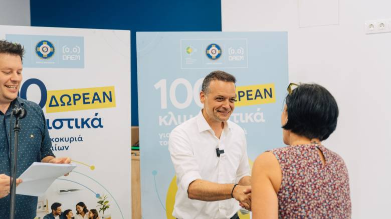 Δήμος Αθηναίων: Παραδόθηκαν σε 100 ενεργειακά ευάλωτα νοικοκυριά vouchers για δωρεάν κλιματιστικά