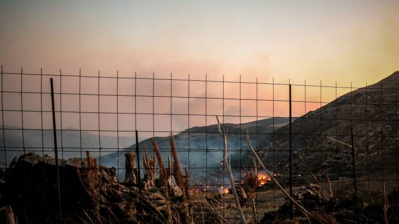 Φωτιά στο Ρέθυμνο: Απεγκλωβισμός 50 ατόμων από την θαλάσσια περιοχή της Πρέβελης