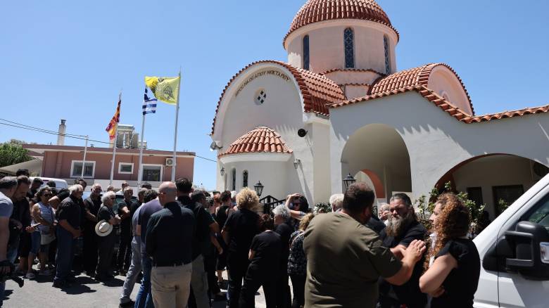 Ρέθυμνο: Σε κλίμα οδύνης η κηδεία του 25χρονου πυροσβέστη - Τυλιγμένο με σημαία το φέρετρο