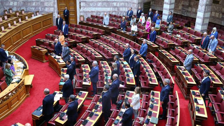 Eνός λεπτού σιγή για τους 3 πυροσβέστες στη Βουλή - «Κατέβαλαν την ύψιστη θυσία στο καθήκον»