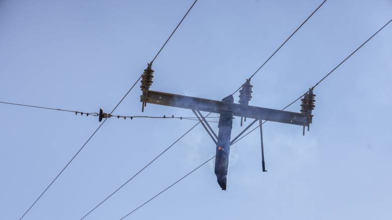 Ρέθυμνο: Τρομακτικές εικόνες - Στύλος της ΔΕΗ κόπηκε και αιωρείται φλεγόμενος πάνω από δρόμο