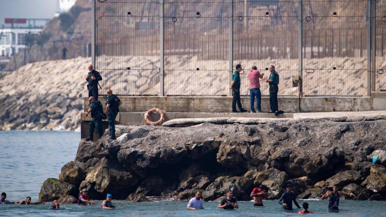 Χιλιάδες μετανάστες από το Μαρόκο «πλημμύρισαν» τη Θέουτα