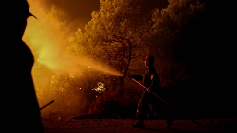Φωτιά στην Κάρυστο: Μήνυμα του 112 για απομάκρυνση προς τον Αετό - Ενισχύθηκαν οι δυνάμεις