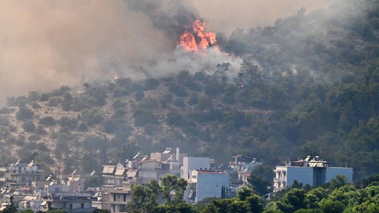 Φωτιά στο Χαϊδάρι: Διακοπή κυκλοφορίας στη Λεωφόρο Αθηνών από τα διυλιστήρια έως την Ιερά Οδό