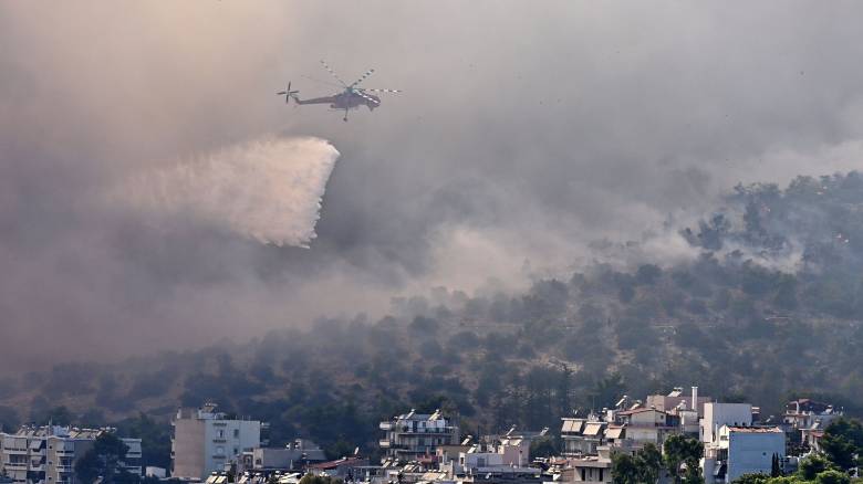 Φωτιά στο Χαϊδάρι: Συγκλονιστικές εικόνες από τις φλόγες στο Ποικίλο Όρος