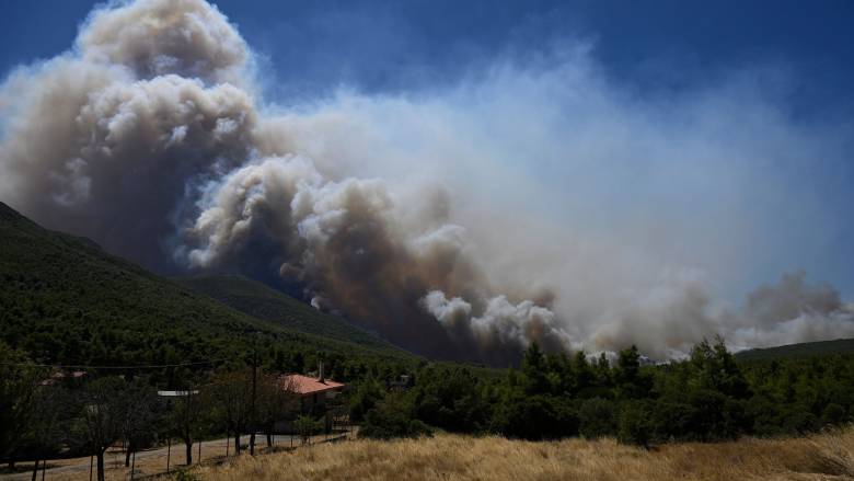 Πόρτα - πόρτα απομάκρυναν οι αστυνομικοί τους κατοίκους από Πόρτο Γερμενό και Ψάθα