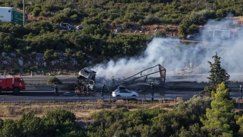 Συγκλονιστικά πλάνα drone από το θανατηφόρο τροχαίο με τη σύγκρουση φορτηγών στο Μαρτίνο