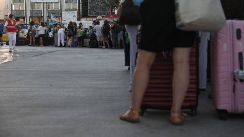 Γεμάτα φεύγουν τα πλοία από την Αττική - Καθυστερήσεις σε δρομολόγια