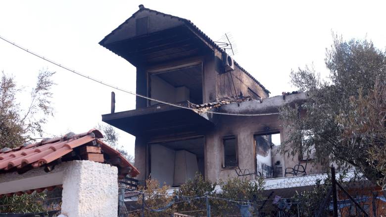 Εικόνες καταστροφής στο Πόρτο Γερμενό από τη φωτιά: Καμένα σπίτια και χιλιάδες στρέμματα στάχτη