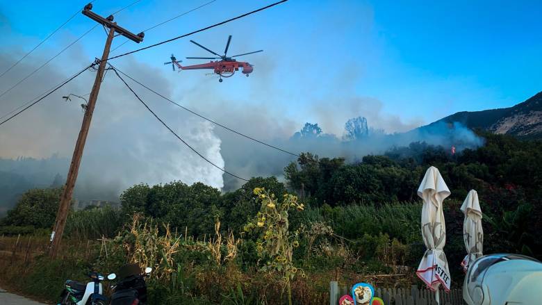 Χωρίς ενεργό μέτωπο η φωτιά στην Κεφαλονιά: Αγώνας δρόμου για την αποκατάσταση του ρεύματος