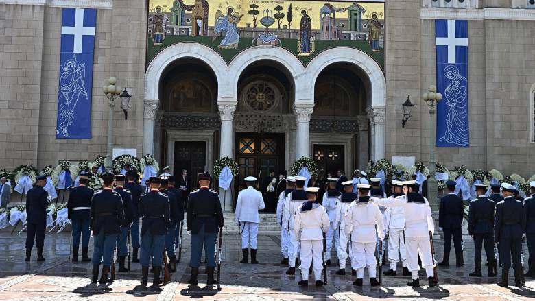 Το τελευταίο αντίο στον Γιάννη Βαρβιτσιώτη - Δείτε φωτογραφίες από τη Μητρόπολη Αθηνών