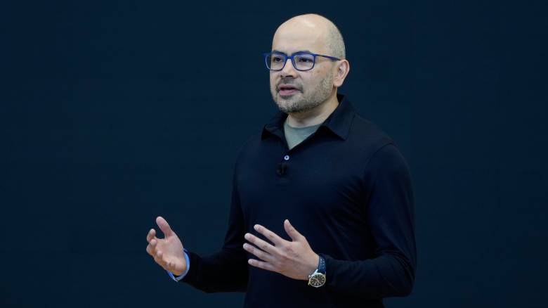 Google: Ποιος είναι ο Ελληνοκύπριος Demis Hassabis που αναλαμβάνει το «τιμόνι» της ΑΙ