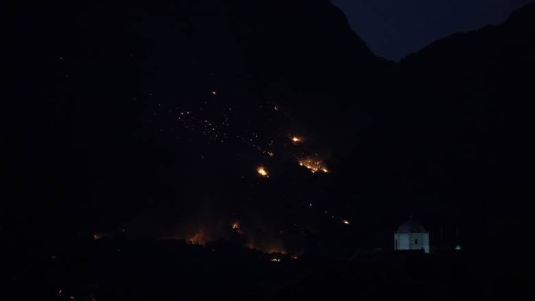 Συναγερμός στην Πυροσβεστική για φωτιά στη Σητεία - Καίει σε δυσπρόσιτο σημείο