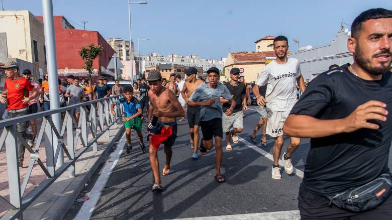 Μαζική εισροή μεταναστών στη Θέουτα: Η Ισπανία εντείνει τις προσπάθειες ταυτοποίησης των νεκρών