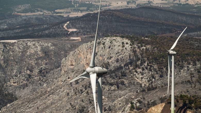 «Καμία ανεμογεννήτρια στις πληγείσες περιοχές»: Το μήνυμα Χαρδαλιά μετά τη φωτιά στη Δυτική Αττική