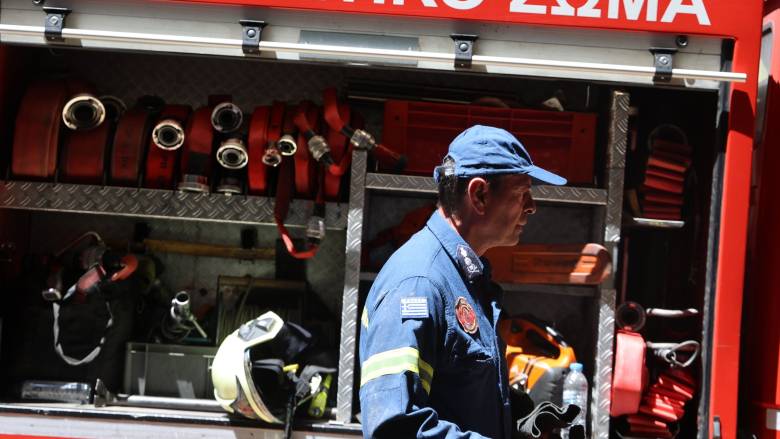 Φωτιά σε ακατοίκητο κτήριο στην Κουμουνδούρου - Απεγκλωβίστηκε ένα άτομο