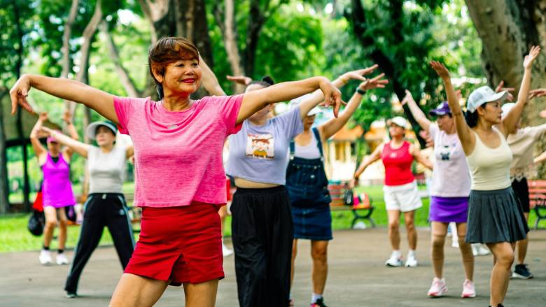 Η ατίθαση «νεολαία» της Σιγκαπούρης: Viral βίντεο δείχνουν ηλικιωμένους να κάνουν παρκούρ