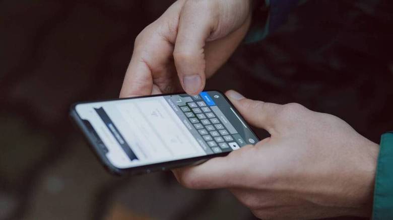 Νέα απάτη με SMS: Καλούν πολίτες να πληρώσουν πρόστιμο της Τροχαίας για δήθεν τροχονομική παράβαση