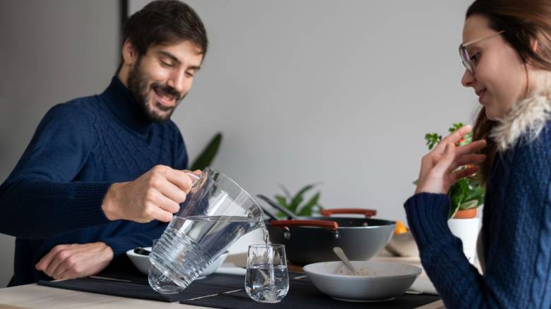 Το να πίνουμε νερό ενώ τρώμε δεν έχει την επίδραση που πιστεύαμε μέχρι τώρα, λένε επιστήμονες