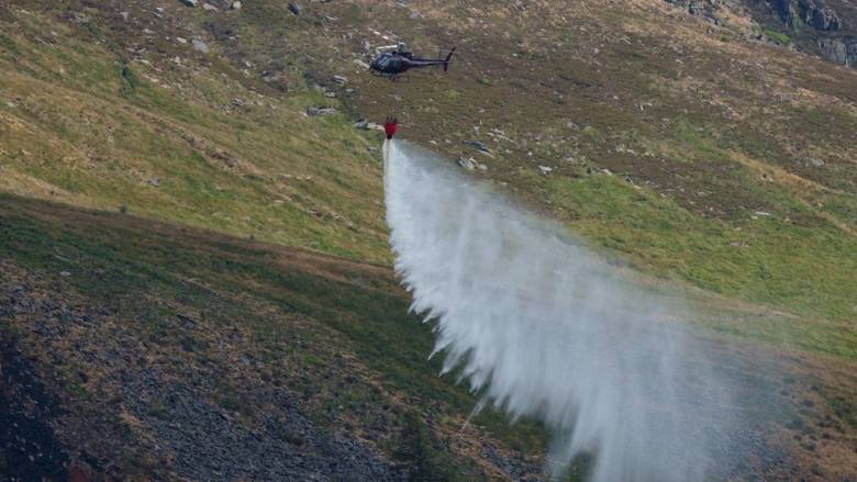 Στις φλόγες σπίτια την κεντρική Αγγλία - Μάχη δίνουν οι πυροσβεστικές δυνάμεις