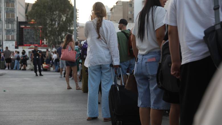 Μετ' εμποδίων η έξοδος του Δεκαπενταύγουστου: Το αδιαχώρητο στα λιμάνια - 42.000 έφυγαν χθες
