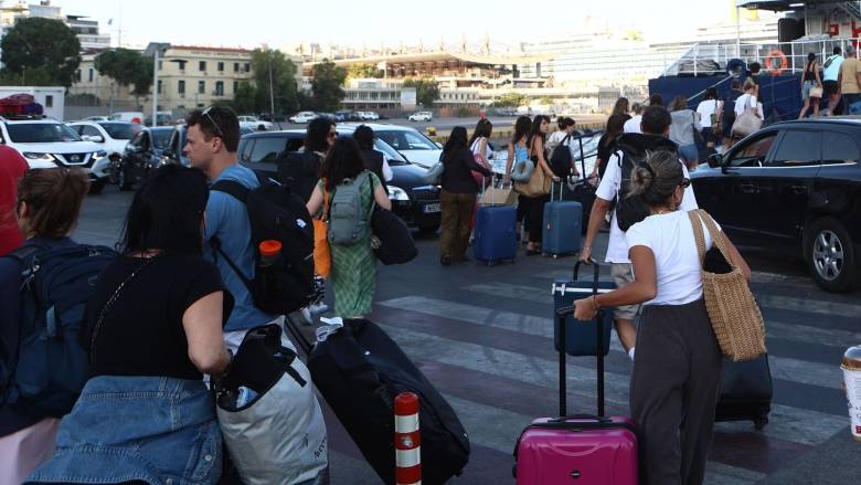 Κορυφώνεται η έξοδος του Δεκαπενταύγουστου: Αυξημένη κίνηση στον Πειραιά- Ποια δρομολόγια δεν έγιναν