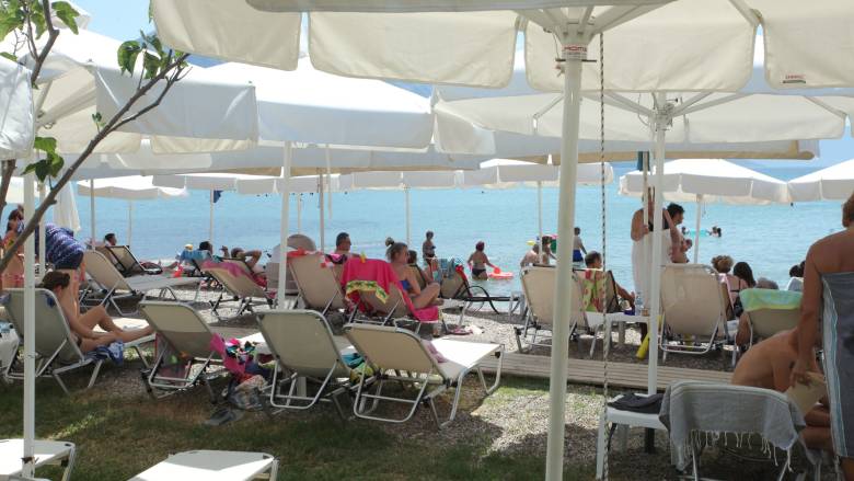 Εργαζόμενοι βουτάνε στην θάλασσα παριστάνοντας του λουόμενους για να αποφύγουν τους ελέγχους