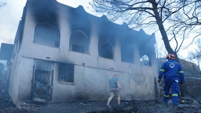Δήμαρχος Σαλαμίνας: Η φωτιά ξεκίνησε μέσα στο δάσος – Ζευγάρι τα δύο θύματα