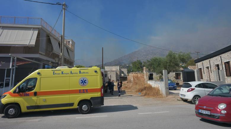 Φωτιά στη Σαλαμίνα: Εννέα άτομα με εγκαύματα στο Κέντρο Υγείας