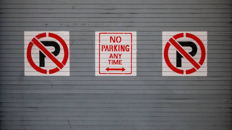 Τι συμβαίνει με το parking στην Αθήνα - Πρόστιμο για παράνομες πινακίδες και κατάληψη χώρου
