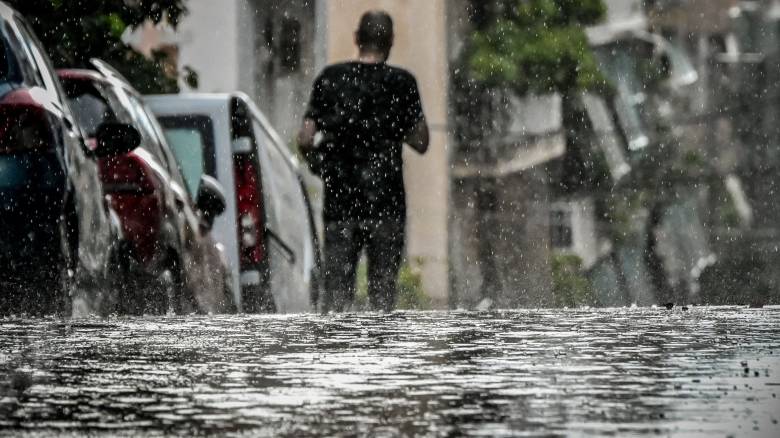 Κακοκαιρία «χτύπησε» περιοχές των Ιωαννίνων: Δρόμοι μετατράπηκαν σε ποτάμια 