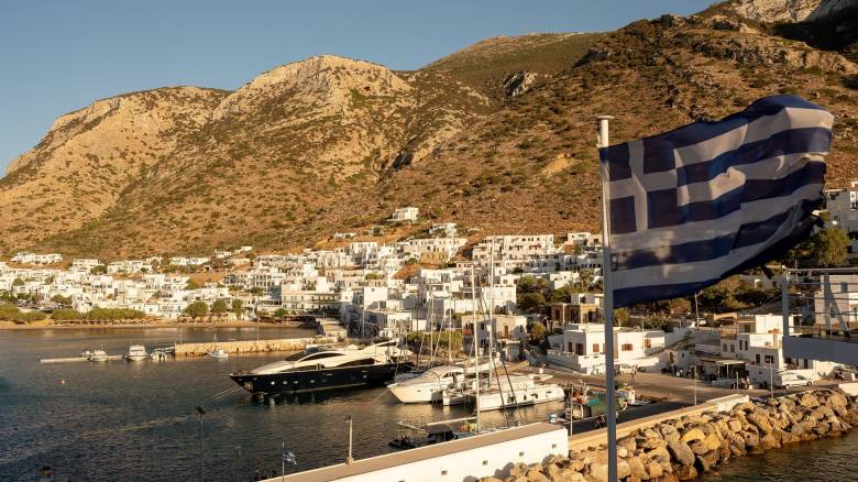 Συναγερμός από πτώση ελικοπτέρου στη Σίφνο - Τυλίχθηκε στις φλόγες