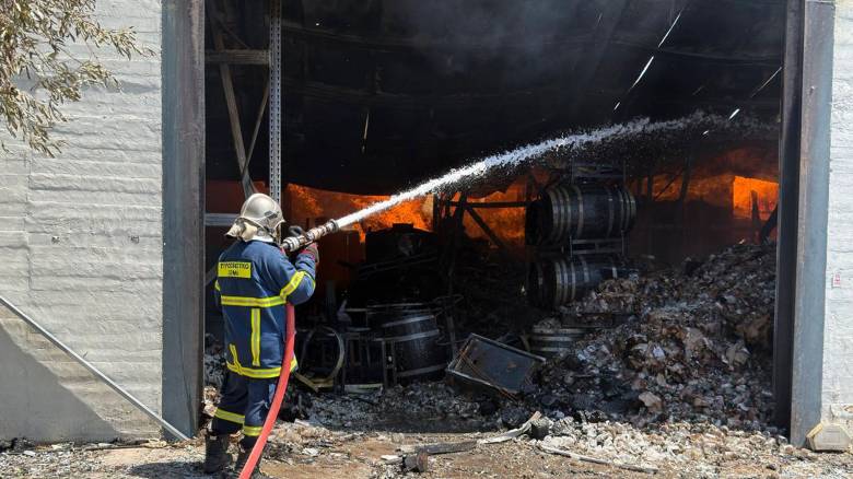 «Στάχτη» έγιναν εγκαταστάσεις αποστακτηρίου στο Ρέθυμνο μετά από πυρκαγιά