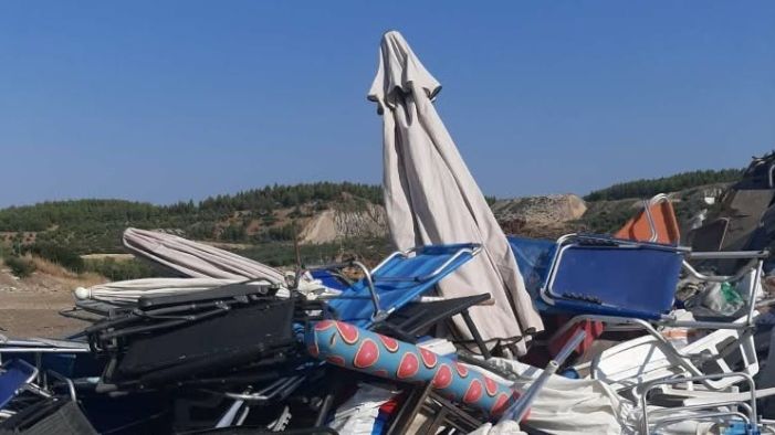 Επιχείρηση «απελευθέρωσης» στην παραλία της Γερακινής - Απομακρύνθηκαν 100 ομπρέλες και ξαπλώστρες