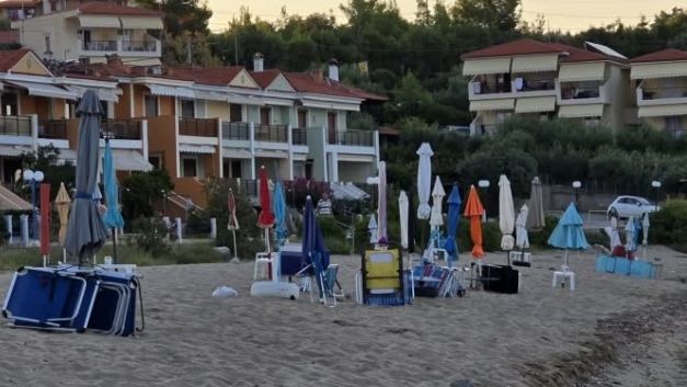 Το πρωί τις ξήλωσαν, το βράδυ «ξαναφύτρωσαν» οι ομπρέλες σε παραλία της Χαλκιδικής