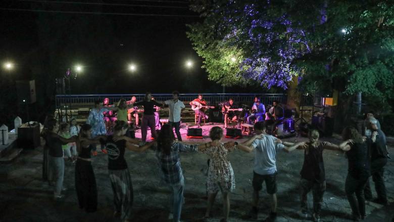 Άγριος καβγάς σε πανηγύρι στο Αντίρριο - «Καρεκλοπόλεμος» και γροθιές μετά... μουσικής