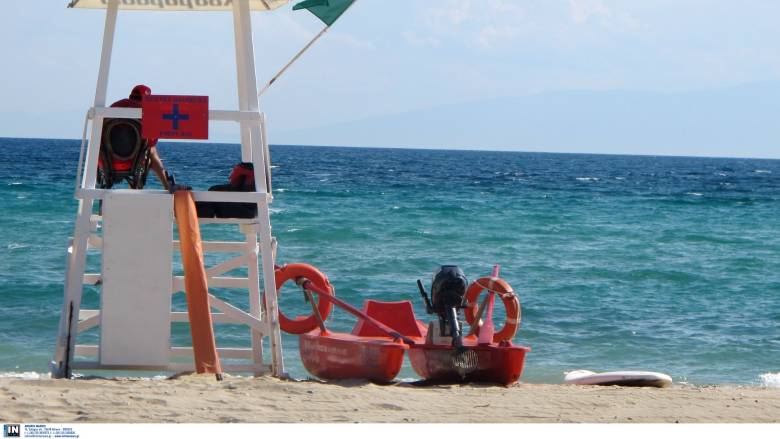 Ναυαγοσώστες στην Χαλκιδική έσωσαν μητέρα και το παιδί της που παρασύρονταν από τα κύματα