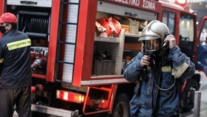 Υπό έλεγχο η φωτιά σε εγκαταλελειμμένο κτήριο στο κέντρο της Θεσσαλονίκης - Δείτε βίντεο