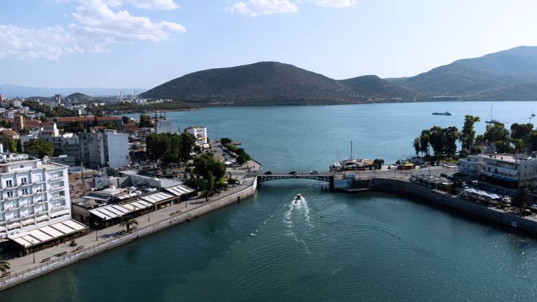 Χαλκίδα: Πλοίο πέρασε «ξυστά»από  τη γέφυρα του Ευρίπου - Ερευνα για ζημιές