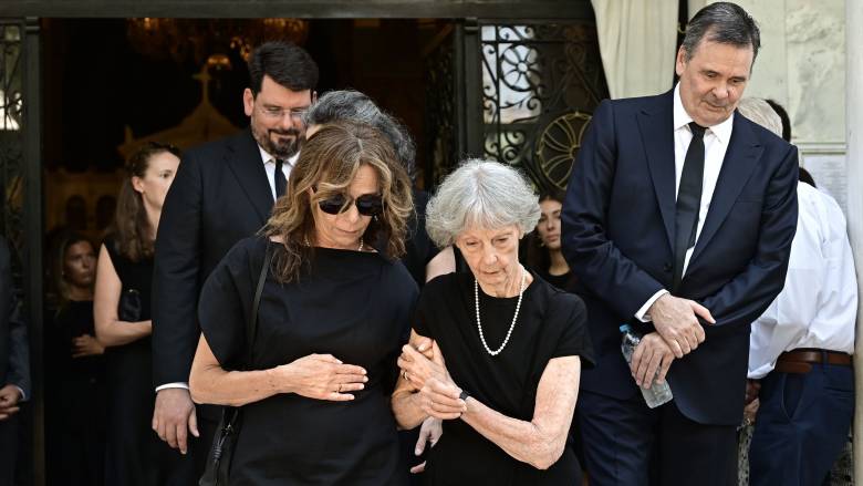 Σε κλίμα συγκίνησης το τελευταίο αντίο στον Στέφανο Μάνο - Ποιοι έδωσαν το παρών