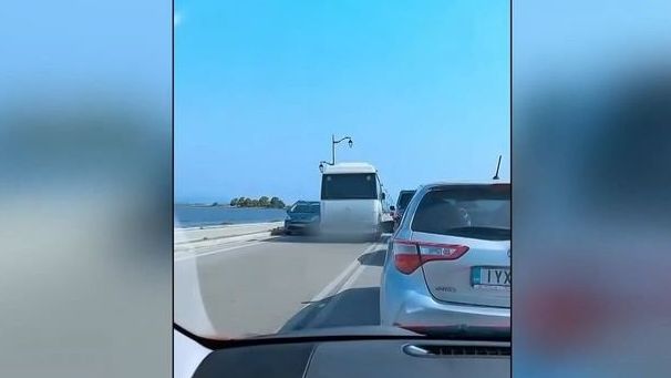 Επικίνδυνη προσπέραση στη Λευκάδα - Δείτε λεωφορείο να κινείται στο αντίθετο ρεύμα