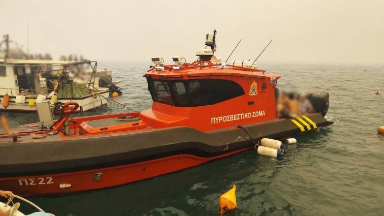 Φωτιά στη Λήμνο: Σε εξέλιξη απεγκλωβισμοί ατόμων από τη θάλασσα - Απομακρύνθηκαν 59 πολίτες