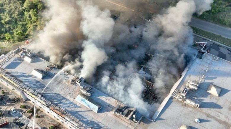 Αγωνία στα συντρίμμια του εμπορικού κέντρου που χτύπησαν οι Ρώσοι στην Ουκρανία - Εννιά αγνοούμενοι